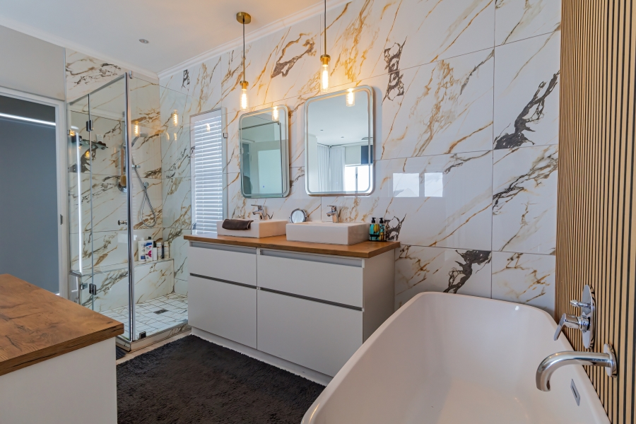 4 Bedroom Property for Sale in Pearl Bay Western Cape